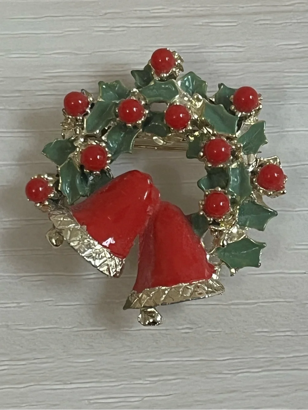 VTG Enamel Christmas Wreath Bell Holly Holiday Gold Tone Pin Brooch